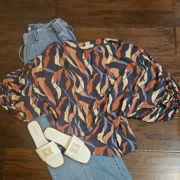 Patterned Women's Top - Picture 3 of 6